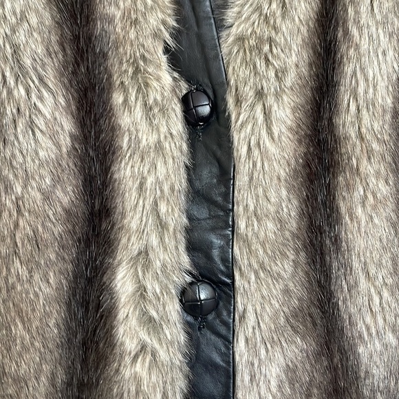Adolph Schuman Women’s Faux Fur/Leather Vest L/XL - Picture 3 of 9